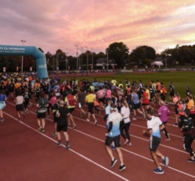 coureurs au départ du marathon de Vannes sur piste d'athlétisme