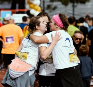 coureuses dans les bras
