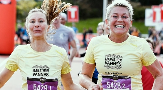 2 femmes courent main dans la main