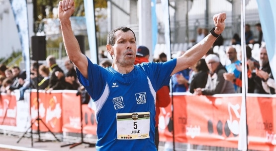 arrivée d'un coureur de marathon levant les bras